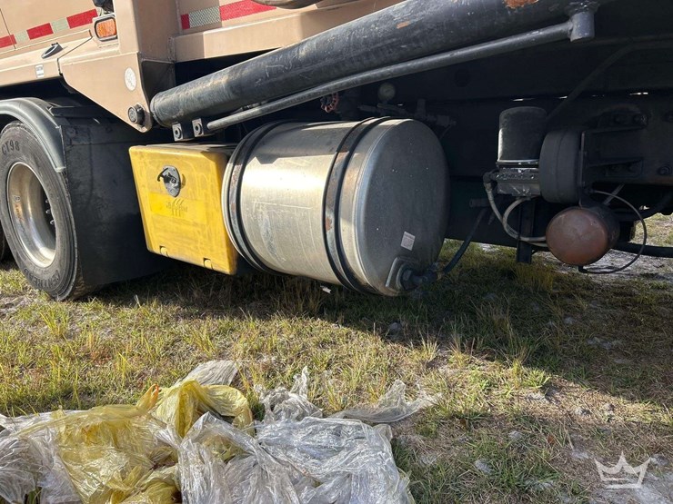 2016-peterbilt-320-image-12