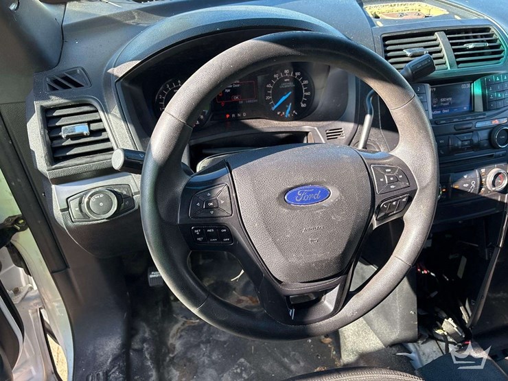 2017-ford-explorer-image-11