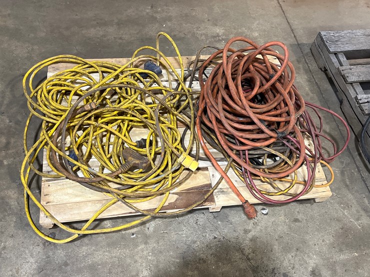 #95-•-lot-of-assorted-extention-cords-image-1