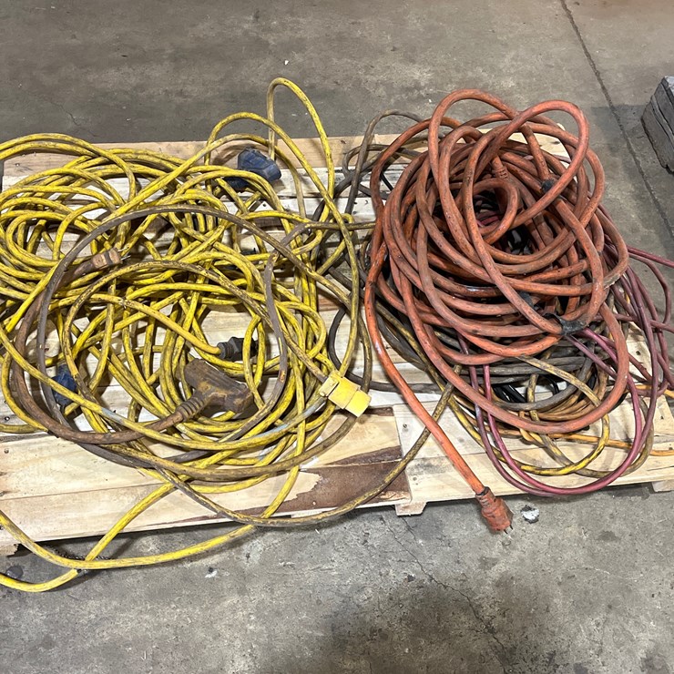#95 • LOT OF ASSORTED EXTENTION CORDS