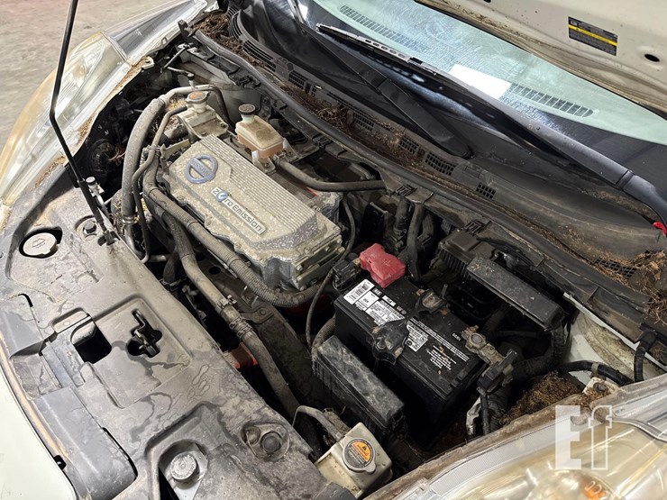 2011-nissan-leaf-image-24