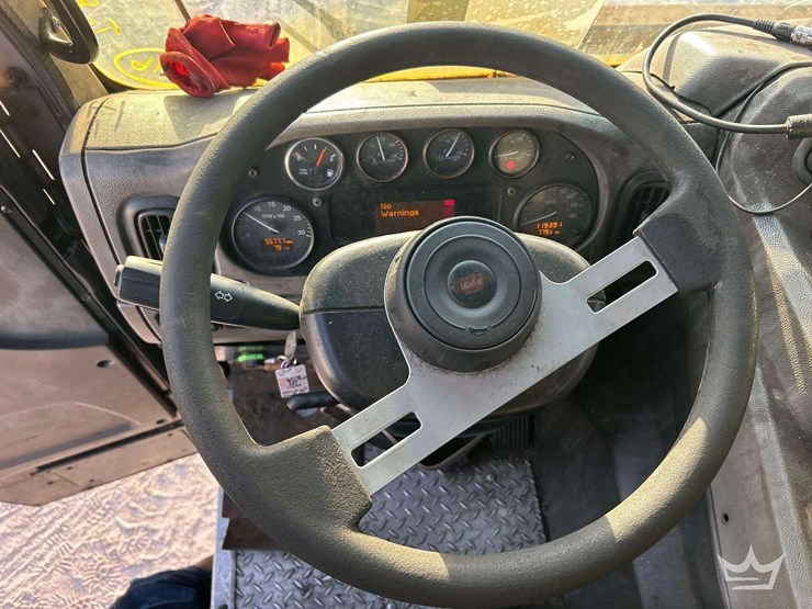 2018-peterbilt-320-image-13