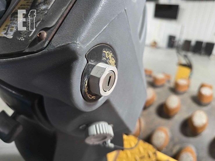 2005-caterpillar-cp-563e-image-23