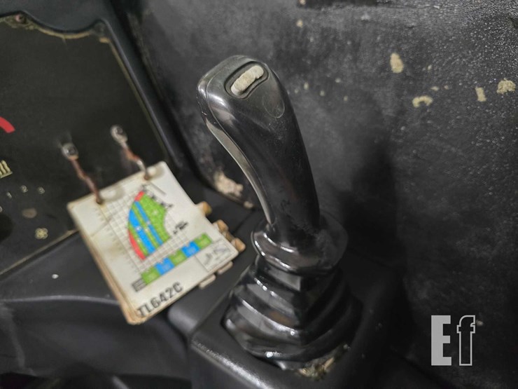 2015-caterpillar-tl642c-image-16