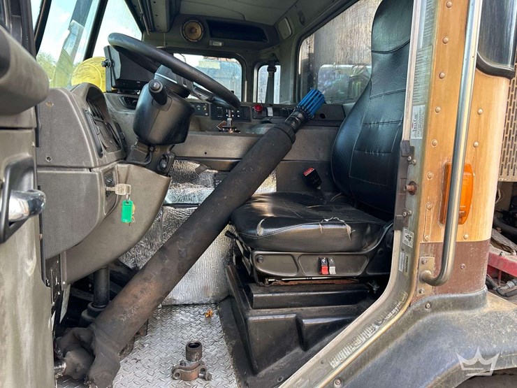 2016-peterbilt-320-image-15