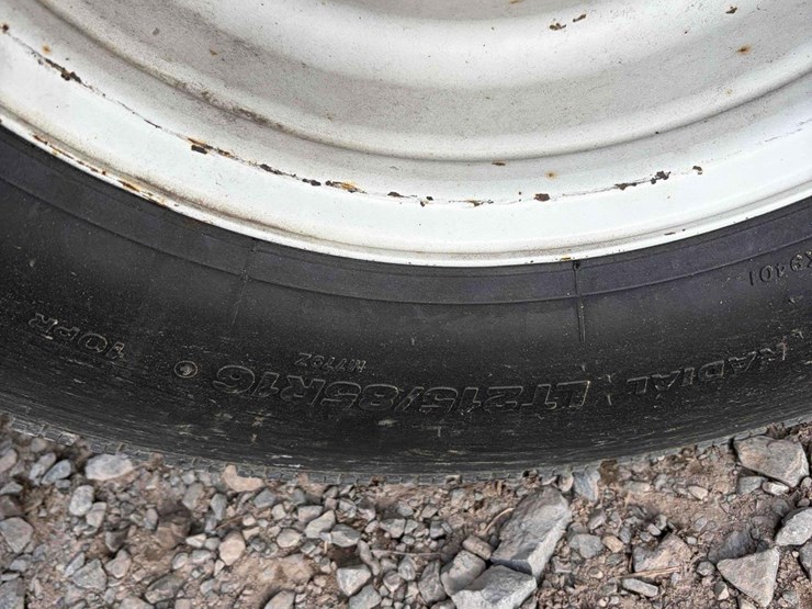 2004-gmc-w3500-image-8