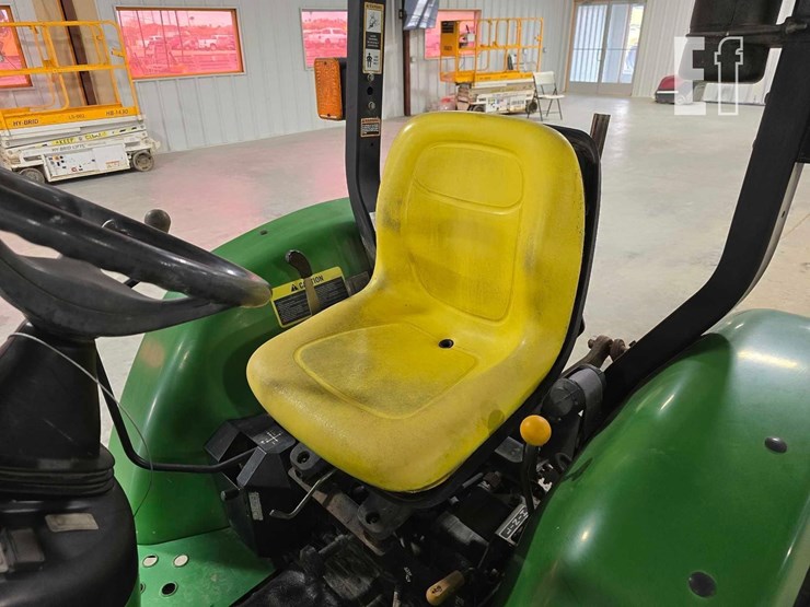 john-deere-3320-image-11