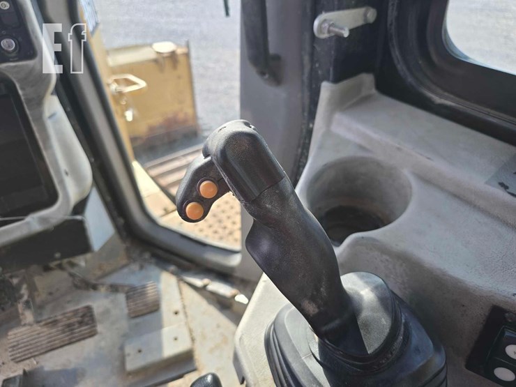 2012-caterpillar-d6t-xw-image-17