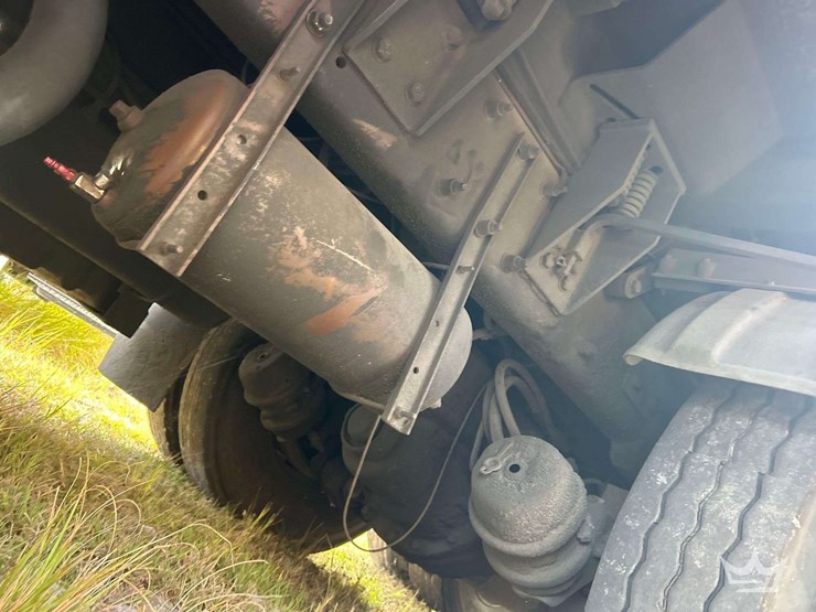 2016-peterbilt-320-image-22