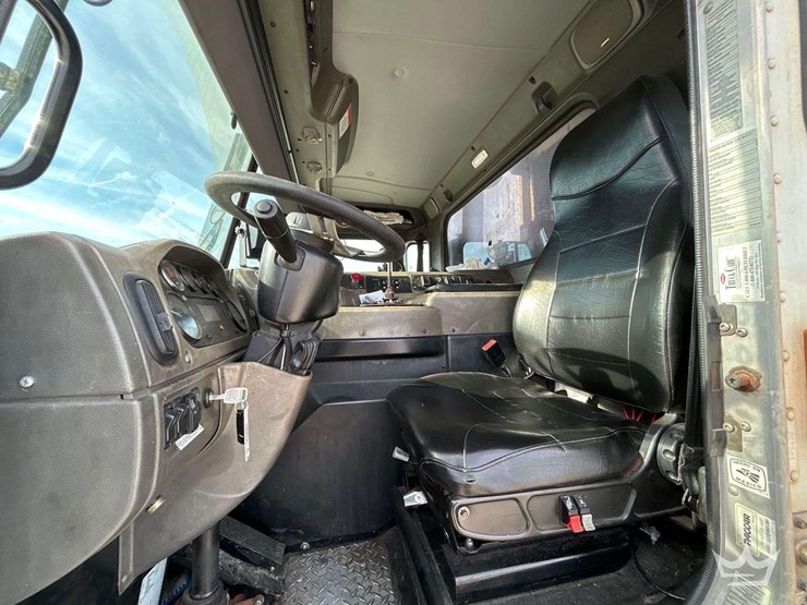 2017-peterbilt-320-image-23