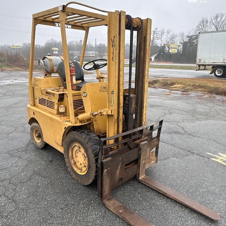WHITE 4000LB PROPANE FORKLIFT 1193