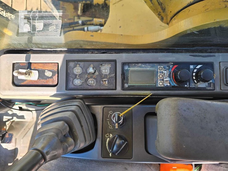 2005-caterpillar-322c-image-28