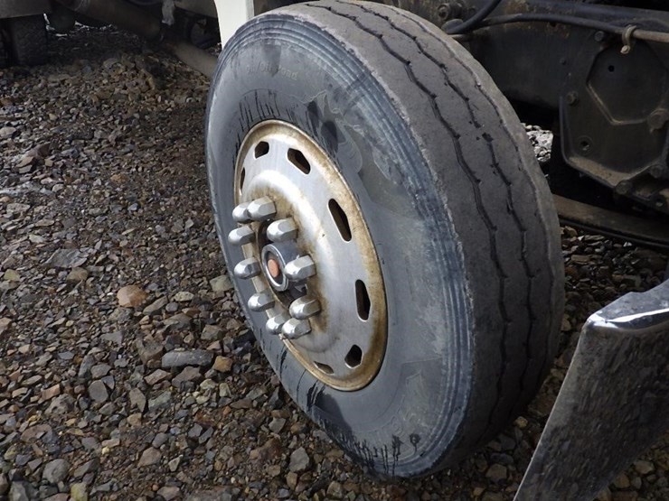 1990-peterbilt-379-image-18