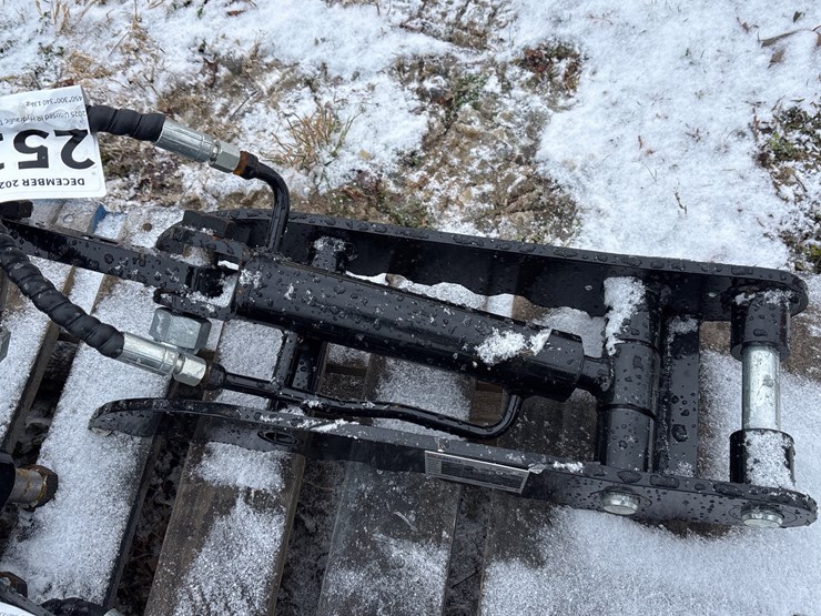 #2514-•-2025-unused-ir-hydraulic-thumb-clamp-image-1