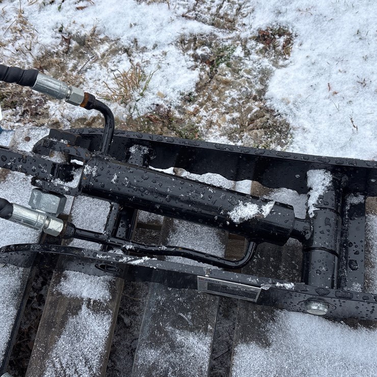 #2514 • 2025 Unused IR Hydraulic Thumb Clamp