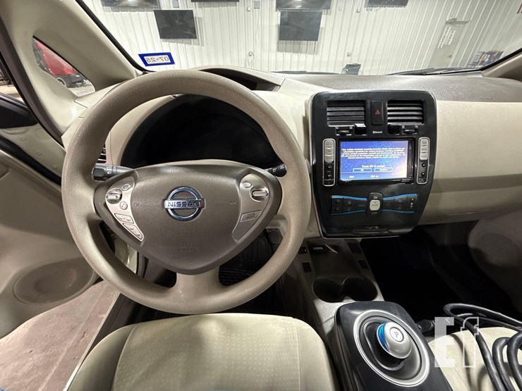 2011-nissan-leaf-image-12
