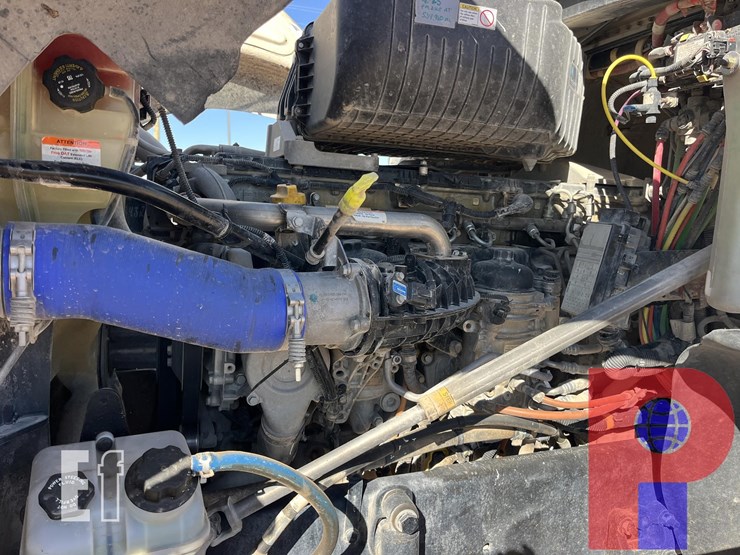 2020-freightliner-coronado-122-sd-image-8