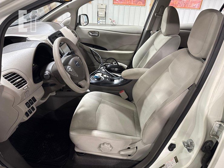 2011-nissan-leaf-image-9