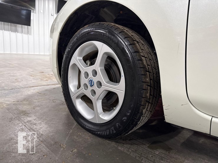 2011-nissan-leaf-image-27