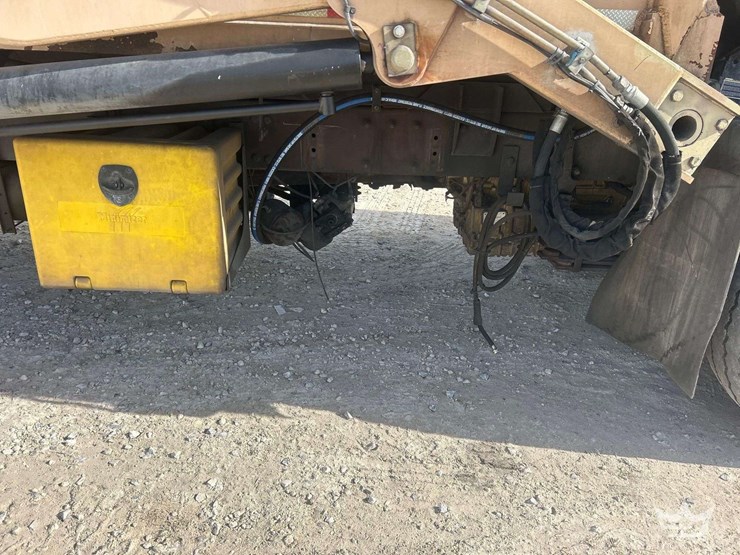 2018-peterbilt-320-image-13