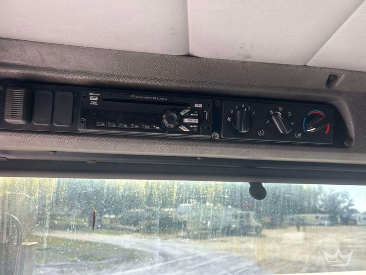 2018-peterbilt-320-image-15