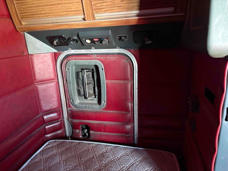 1999-peterbilt-379-image-22