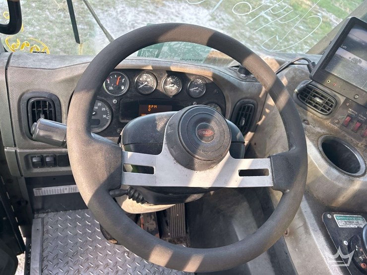 2018-peterbilt-320-image-12