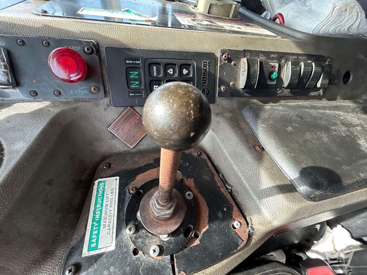 2017-peterbilt-320-image-26