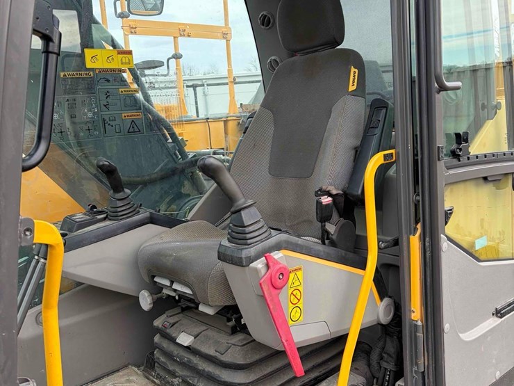 2016-volvo-ec220e-image-16