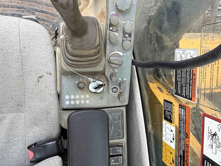 2013-deere-245g-lc-image-14