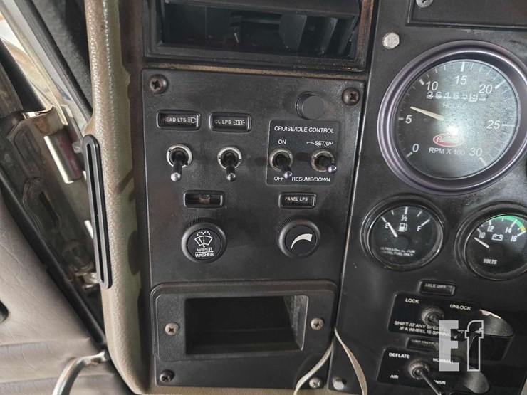 2010-peterbilt-340-image-13