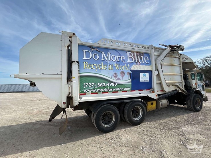 2017-peterbilt-320-image-3