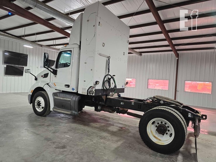 2017-peterbilt-579-image-3