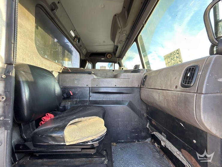 2018-peterbilt-320-image-23