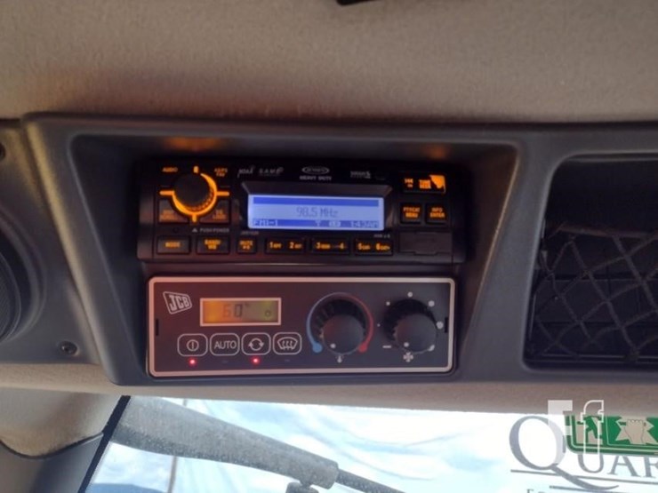 jcb-fastrac-8250-image-11