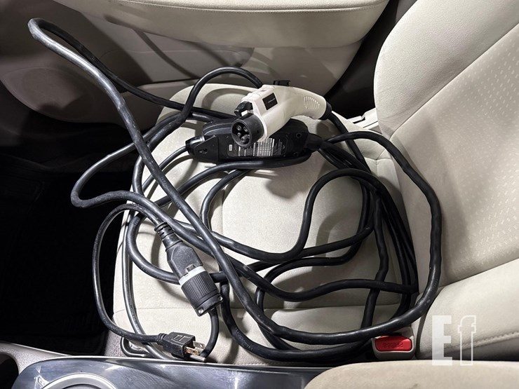 2011-nissan-leaf-image-21