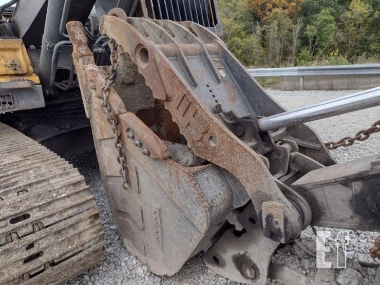 2015-volvo-ec220e-lr-image-22