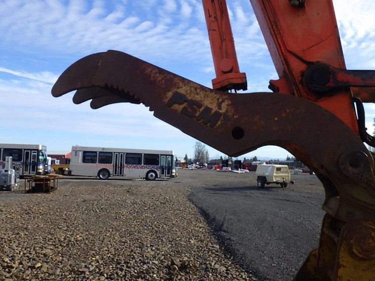 hitachi-zx225us-lc-image-18