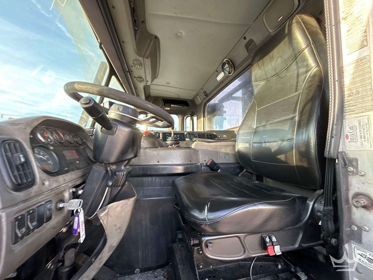 2018-peterbilt-320-image-12