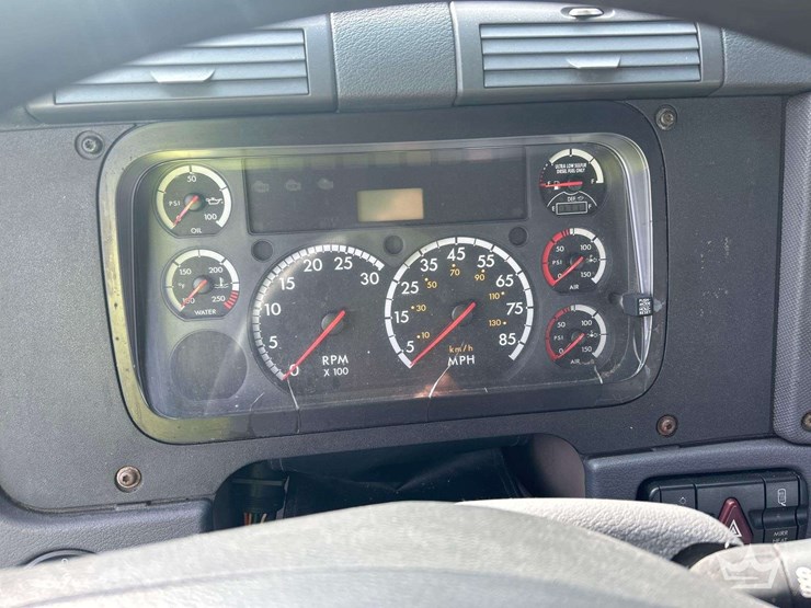 2016-freightliner-cascadia-125-image-13