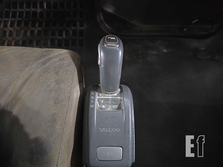 2013-volvo-vnl64t300-image-15