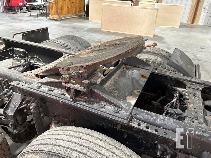 2012-mack-granite-gu713-image-10