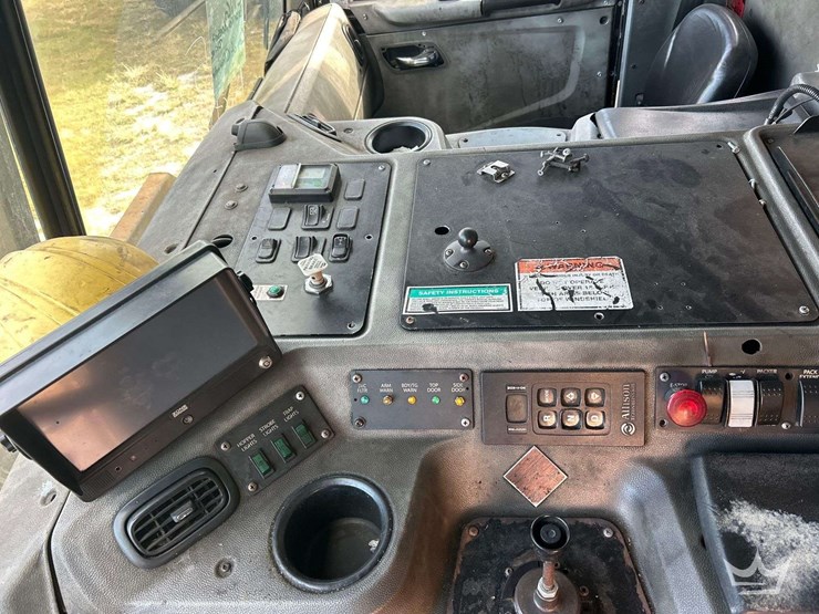 2016-peterbilt-320-image-17