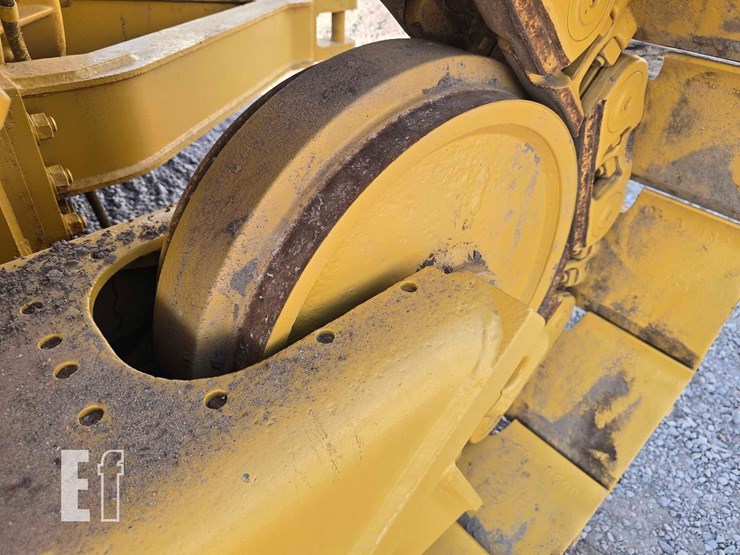 2020-caterpillar-d6-image-23