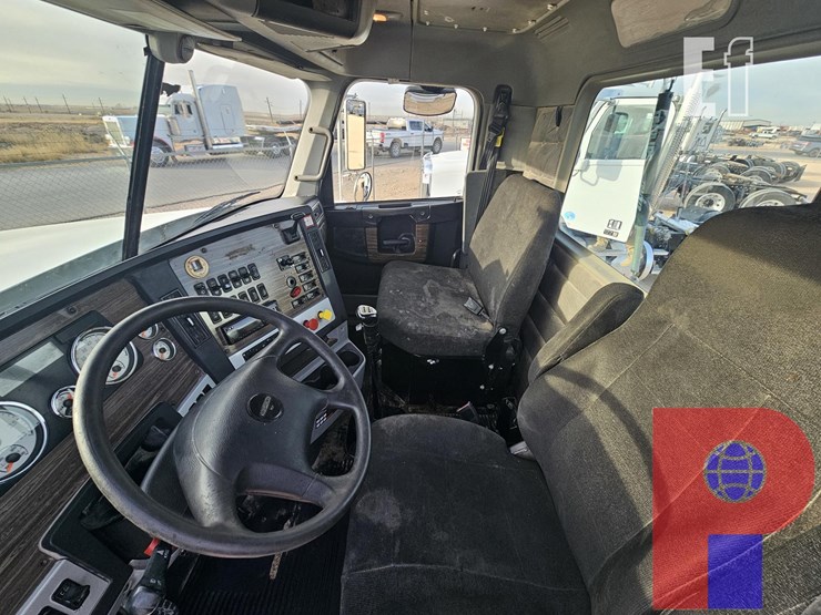 2020-freightliner-coronado-122-sd-image-12