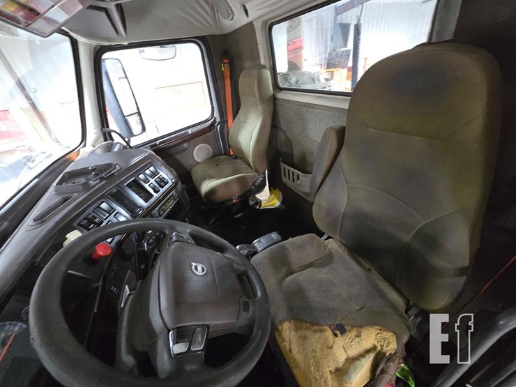 2013-volvo-vnl64t300-image-9