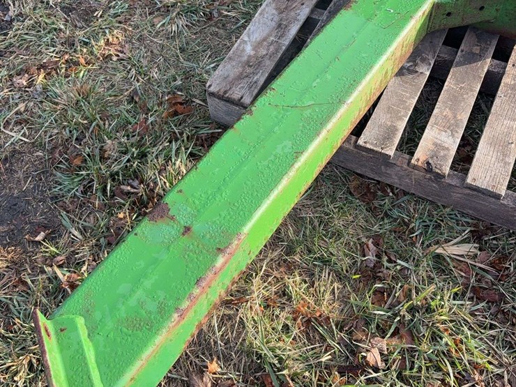 john-deere-planter-lift-assist-frame-and-tire-image-3