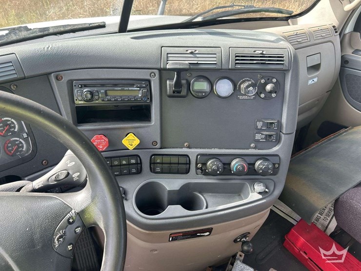 2016-freightliner-cascadia-125-image-12