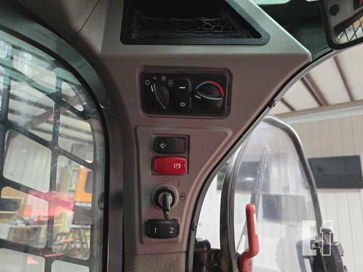 2020-caterpillar-299d3-image-14