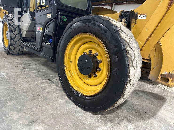 2017-caterpillar-tl1055d-image-15